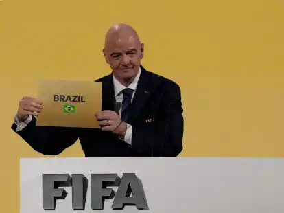 FIFA-Präsident Gianni Infantino verkündet beim FIFA-Kongress, dass Brasilien als Gastgeber der Frauenfußball-WM 2027 ausgewählt worden ist.