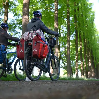 Zwei Fahrrad-Touristen in der Evenburgallee: Am langen Pfingstwochenende unternehmen viele Menschen traditionell gerne Fahrradtouren. Doch wird das Wetter mitspielen? Die Antworten hat der Deutsche Wetterdienst (DWD).