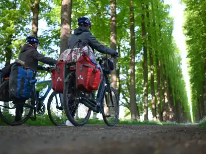 Zwei Fahrrad-Touristen in der Evenburgallee: Am langen Pfingstwochenende unternehmen viele Menschen traditionell gerne Fahrradtouren. Doch wird das Wetter mitspielen? Die Antworten hat der Deutsche Wetterdienst (DWD).