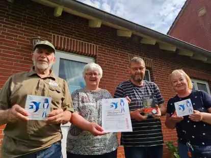Freuen sich &uuml;ber die Auszeichnung &ndash; und noch mehr &uuml;ber die Nester unter dem Unterstand des Hauses in Pilsum: (v. l.) Gerhard Wiese, Helma und Richard Smid sowie Marion Wiese.