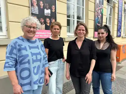 Gila Schmidt, Nora Hecker, Hanna Puka und Melika Jalili (von links) geh&ouml;ren zum Stadt:Ensemble.