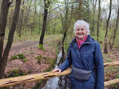 Auf die Spuren von Naturwesen begibt sich Katrin Rodrian (64), frühere Leiterin der Kulturagentur der Ostfriesischen Landschaft, in den ostfriesischen Wäldern.
