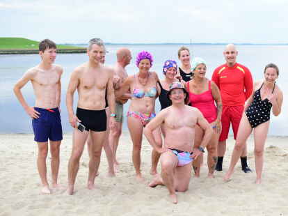 Wigald Boning ging  mit anderen motivierten Schwimmern vor seinem Vortrag im Kurhaus im Jadebusen schwimmen. Mit dabei die Gruppe „Neptuns und Nixen“ und die DLRG.