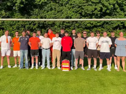 Ein Teil der neuen Mannschaft von Kickers Ganderkesee hat sich zum  ersten offiziellen Gruppenbild versammelt.