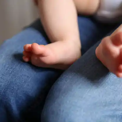 Kleine Füße, große Frage: Im Streitfall gibt ein Abstammungsgutachten Gewissheit über die Vaterschaft.
