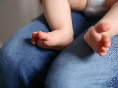 Kleine Füße, große Frage: Im Streitfall gibt ein Abstammungsgutachten Gewissheit über die Vaterschaft.