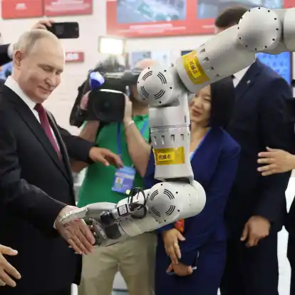 Auf diesem von der staatlichen russischen Nachrichtenagentur Sputnik via AP veröffentlichten Foto besucht der russische Präsident Wladimir Putin eine Ausstellung im Harbin Institute of Technology in Harbin in der nordostchinesischen Provinz Heilongjiang.