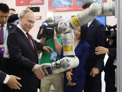 Auf diesem von der staatlichen russischen Nachrichtenagentur Sputnik via AP veröffentlichten Foto besucht der russische Präsident Wladimir Putin eine Ausstellung im Harbin Institute of Technology in Harbin in der nordostchinesischen Provinz Heilongjiang.