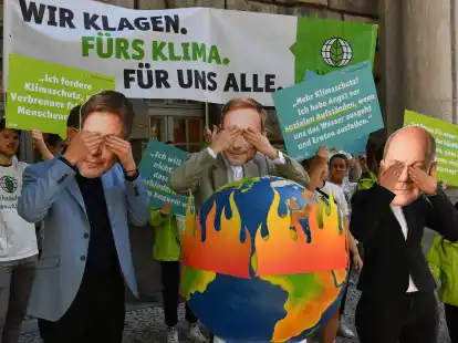 Aktivisten der Deutschen Umwelthilfe (DUH) protestieren vor dem Oberverwaltungsgericht Berlin. Oberverwaltungsgerichtes für das Klimaschutz-Urteil.