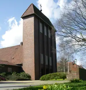 Im Gemeindegarten der Martin-Luther-Kirche in Nordenham findet ein Pfingstfest statt.