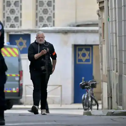 Die französische Polizei hat in Rouen einen mit einem Messer und einer Metallstange bewaffneten Mann erschossen, der im Verdacht steht, eine Synagoge in der Normandie-Stadt in Brand gesetzt zu haben.