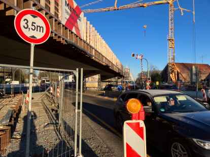 Die Bahnstrecke nach Wilhelmshaven verläuft künftig über eine neue Brücke über die Oldenburger Alexanderstraße. Die Inbetriebnahme der mittlerweile fast fertigen Brücke verzögert sich wegen Softwareproblemen bei der Signaltechnik.