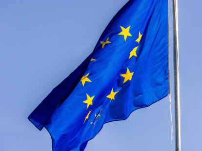Die Flagge der Europäischen Union weht vor dem Gebäude des Europäischen Parlaments in Straßburg. Die EU-Staaten haben Sanktionen gegen die prorussische Plattform Voice of Europe und drei russische Medien beschlossen.