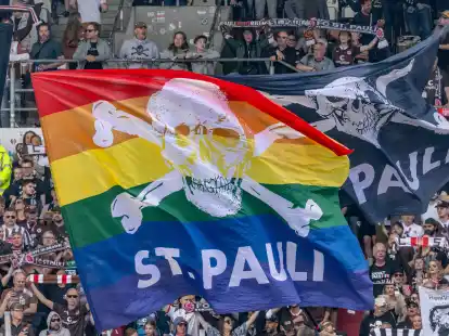Der FC St. Pauli schafft den Aufstieg: Das freut nicht nur Fans im Millerntor-Stadion, sondern auch in der Bundesregierung. (Symbolbild)