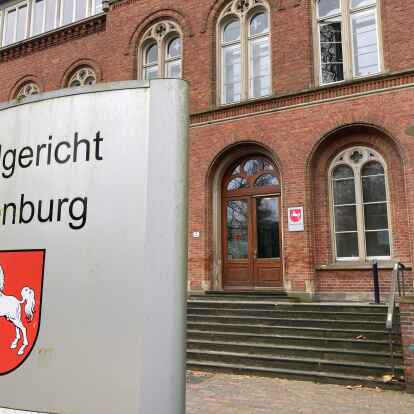Gegen eine 61-Jährige aus Oldenburg wird wegen versuchten heimtückischen Mordes in einem Sicherungsverfahren verhandelt. Sie könnte dauerhaft in einem psychiatrischen Krankenhaus untergebracht werden.