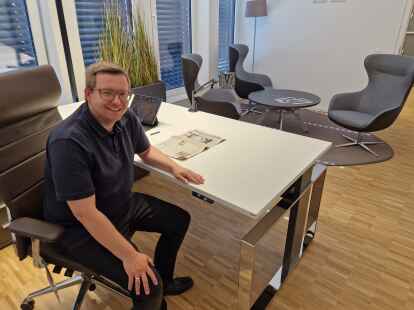 Im neuen Büro: Bürgermeister Nils Anhuth (parteilos) kann schon an seinem neuen Schreibtisch Platz nehmen. Dieser ist jetzt auch höhenverstellbar.