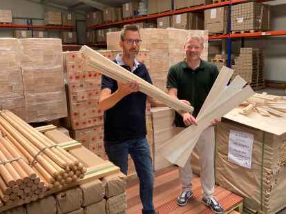 Verkaufen neben extrem leichten Hölzern und Gerätestielen inzwischen auch schwere Terrassendielen: Lutz Stelling (links) und sein Mitarbeiter Mathias Mücke. Ihr Lager ist das größte seiner Art in Deutschland.