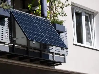 Stecker-Solaranlagen für den Balkon können die eigene Stromrechnung senken. Die Anmeldung klappt problemlos Online.