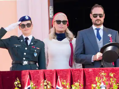 Kronprinzessin Mette-Marit (M), Kronprinz Haakon (r) und Prinzessin Ingrid Alexandra begr&uuml;&szlig;en den Kinderzug vom Schlossbalkon.
