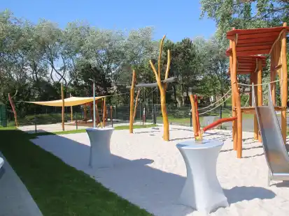 Viel Zuspruch erh&auml;lt der neue Au&szlig;enbereich des Kindergartens.