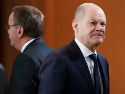 Bundeskanzler Olaf Scholz (SPD, rechts) geht vor Beginn der Sitzung des Bundeskabinetts im Bundeskanzleramt an Bundesverteidigungsminister Boris Pistorius (SPD), Bundesminister f&uuml;r Verteidigung, vorbei.
