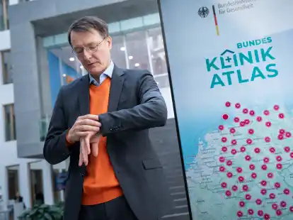 Bundesgesundheitsminister Karl Lauterbach (SPD) stellt den Bundes-Klinik-Atlas an einem großen Bildschirm vor.