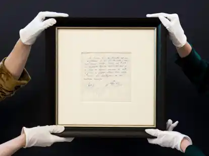 Die Serviette, auf der der damals 13-j&auml;hrige Lionel Messi eine Zusage f&uuml;r einen Vertrag in Barcelona erhielt, wurde in London versteigert.