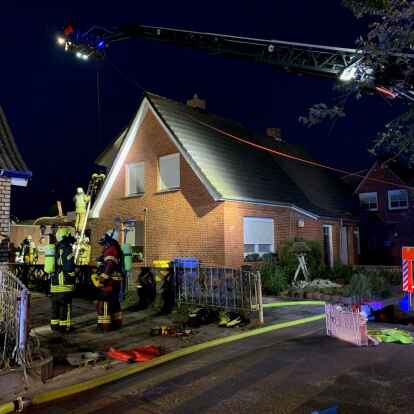 Konnte das Feuer auf dem Flachdachanbau eines Hauses in Emden-Transvaal schnell löschen: die Feuerwehr in Emden.