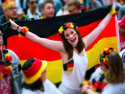 Fans feiern auf einer Public  Viewing-Veranstaltung in Hannover. Einige Großstädte halten sich dieses Jahr beim offiziellen Public Viewing zurück.
