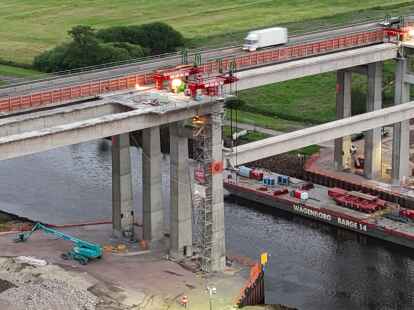 Halbe Höhe: Am Freitag und Samstag wurden zwei Träger der Autobahnbrücke über die Hunte herabgelassen.