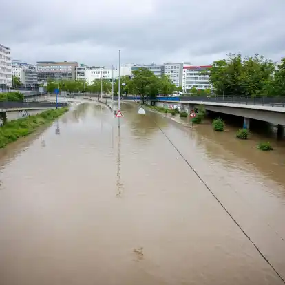 Die Stadtautobahn A620 in Saarbrücken steht unter Wasser.