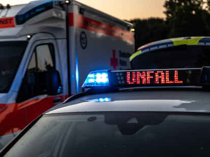 Bei zwei Unfällen auf der Autobahn 31 in der Nähe des Emstunnels im Landkreis Leer wurden zwei Menschen schwer verletzt (Symbolbild).