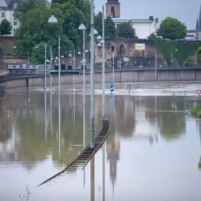 Die Stadtautobahn in Saarbrücken steht unter Wasser.