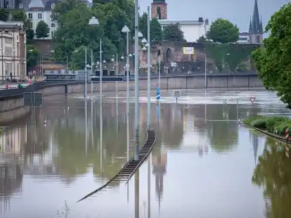 Die Stadtautobahn in Saarbrücken steht unter Wasser.