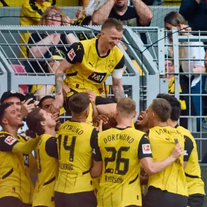 Die Dortmunder Spieler bejubeln mit Marco Reus sein Tor zum 2:0.