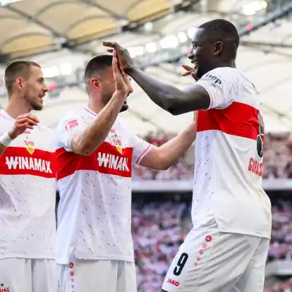 Auch am letzten Spieltag trifft Stuttgarts Serhou Guirassy (r) für den VfB.