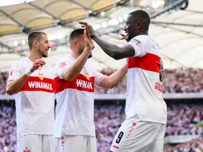 Auch am letzten Spieltag trifft Stuttgarts Serhou Guirassy (r) für den VfB.