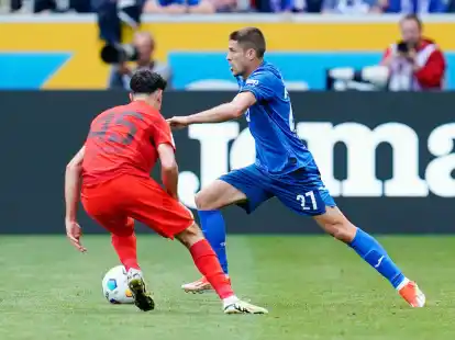 Andrej Kramaric (r.) geht an Bayerns Aleksandar Pavlovic vorbei.