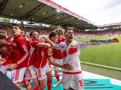 Dank eines sp&auml;ten Elfmeter-Tores bejubeln die Spieler von Union Berlin den Klassenerhalt.