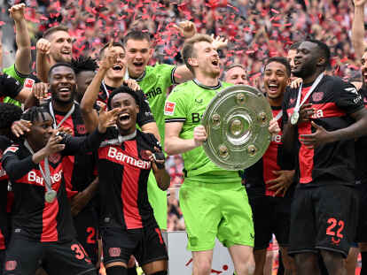 Grenzenloser Jubel: Bayer Leverkusen feiert die deutsche Meisterschaft – und das Kunststück einer Saison ohne Niederlage.