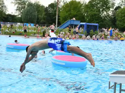 Hinein ins k&uuml;hle Nass: Das Freibad Borssum ist endlich wieder ge&ouml;ffnet.