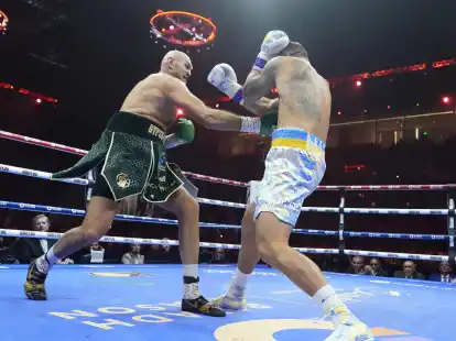 Tyson Fury (l) kämpft gegen Oleksandr Usyk um mehrere Weltmeistertitel im Schwergewicht in der Kingdom Arena.