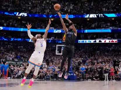 Oklahomas Luguentz Dort (5) kann den Wurf von Mavericks-Guard Kyrie Irving nicht verhindern.