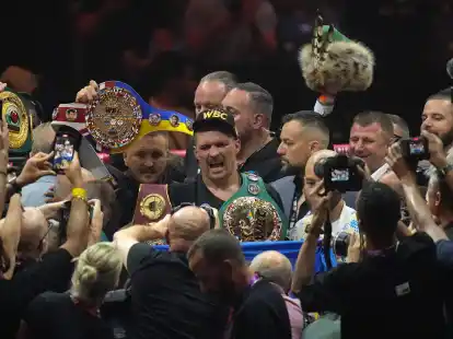 H&auml;lt nun alle bedeutenden WM-Titel im Schwergewicht: Oleksandr Usyk.