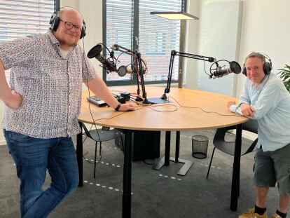 Im NWZ-Podcast „Lass ma schnacken“ beantwortet der Buchautor Jens Koch (rechts) die Fragen von Moderator und NWZ-Redakteur Heiner Elsen (links).