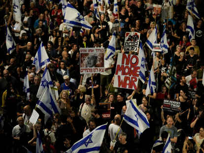 Menschen protestieren in Tel Aviv gegen die Regierung des israelischen Premierministers Netanjahu und fordern die Freilassung von Geiseln, die im Gazastreifen von der Hamas festgehalten werden. Foto: Leo Correa/AP/dpa +++ dpa-Bildfunk +++