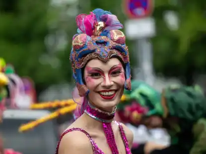 Eine Tänzerin beim 26. Karneval der Kulturen in Berlin.