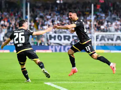 Lars Stindl (r.) trifft bei seinem letzten Profispiel zum 3:0 f&uuml;r den KSC.