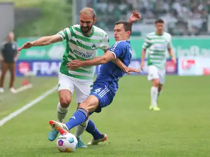Zweikampf am Sportpark Ronhof: Simon Asta (l.) und Schalkes Ron Schallenberg im Duell.