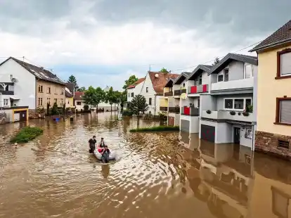 Einsatzkr&auml;fte der Freiwilligen Feuerwehr von Kleinblittersdorf sind mit dem Schlauchboot unterwegs.